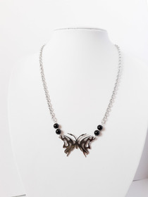 Black Butterfly - naszyjnik z tribalowym motylem i koralikami z onyksu