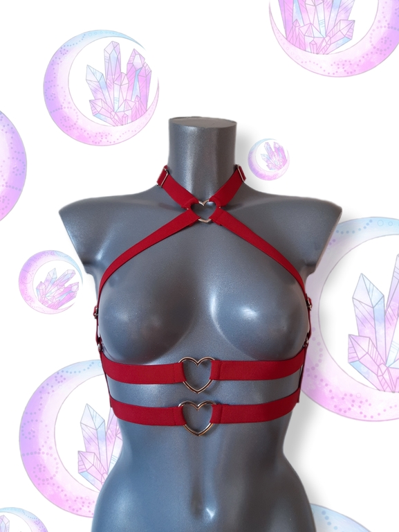 Harness na klatkę piersiową z regulacją, wykonany z wysokiej jakości gumy i wyprodukowany w Polsce. Ozdobiony serduszkami, posiada regulację.