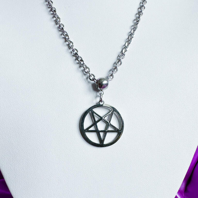 Naszyjnik ze stali, wykonany ręcznie z Polsce. Satanistyczna biżuteria z pentagramem.