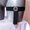 Czarny garter na nogę z pentagramem i zapięciem do zakolanówek
