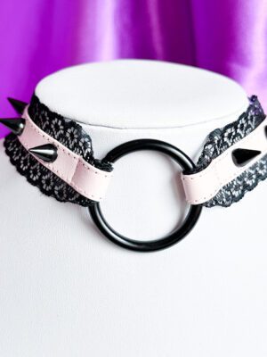 Różowy choker z czarnym kółkiem, koronką i ćwiekami