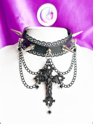 Mroczny choker z krzyżem z nietoperzem, łańcuchami i kolcami - ozdobna obroża w stylu gothic lolita z koronką i regulowanym zapięciem