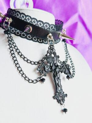Alternative view of Mroczny choker z krzyżem z nietoperzem, łańcuchami i kolcami - ozdobna obroża w stylu gothic lolita z koronką i regulowanym zapięciem