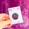 Czarna przypinka z napisem PASTEL WITCH i pentagramem w kolorze różowym