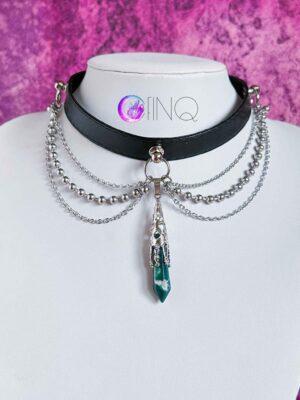 choker z podłużnym zielonym agatem w ozdobnej oprawie - widok z przodu, zaprezentowany na popiersiu