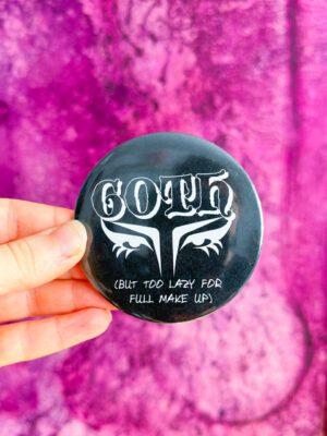 Bardzo duża przypinka z napisem GOTH BUT TO LAZY FOR FULL MAKE UP w kolorze czarnym