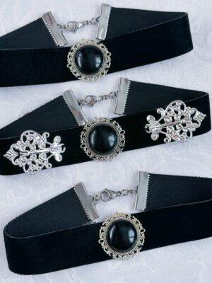 Czarne chokery w stylu witchy royal z obsydianem.