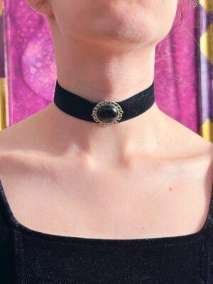 Czarny choker z obsydianem w ozdobnej oprawie. Choker aksamitka w stylu goth. Prezentacja na szyi.