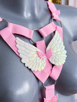 Zbliżenie na ozdobne skrzydła na różowym harnessie Angelic.