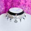 Czarny choker z ekoskóry z zawieszką w okiem, srebrnymi gwiazdami i granatowymi koralikami w stylu gotyckim fantasy.