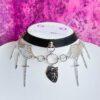 Angelcore choker ze skrzydłami, anatomicznym sercem i mieczami.